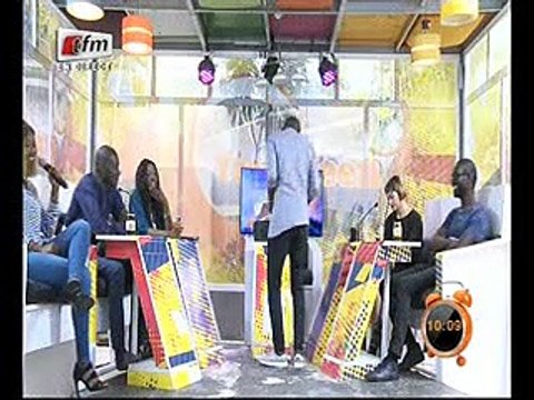 Regardez comment Mbathio Ndiaye est accueilli par Pape Cheikh Diallo