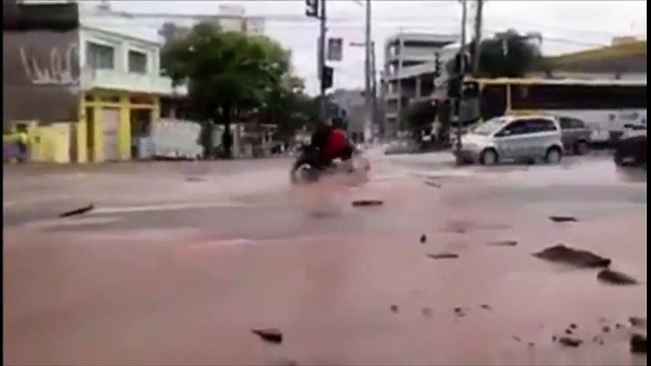 Sa moto disparaît dans un trou d'eau !