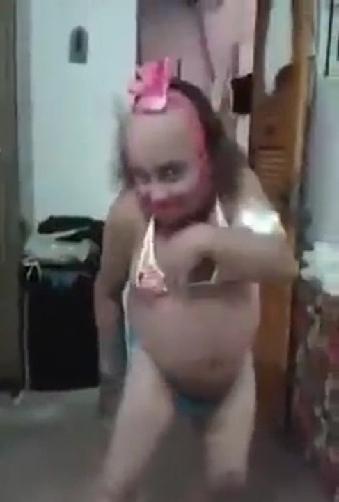 Portugal : On a trouvé Le fan du carnaval de Rio le plus ouf