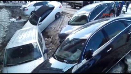 Merter'de Kaldırım Çöktü, Araçlar Çukura Düştü 1