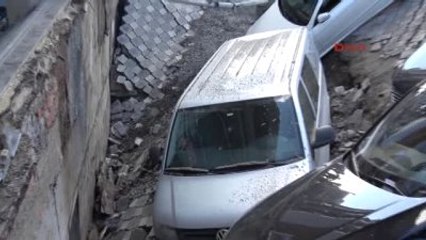 Merter'de Kaldırım Çöktü, Araçlar Çukura Düştü 2