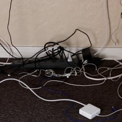 Attention aux fils électrique emmêlés! Ils peuvent être dangereux!