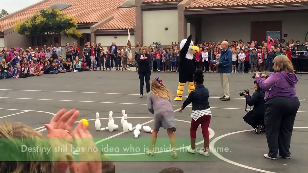Cette gamine pensait que c'est son professeur qui s'est déguisé en mascotte, mais quand il enlève le costume. Waou !