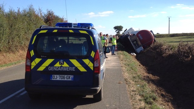 Un camion renversé à Meslay-du-Maine