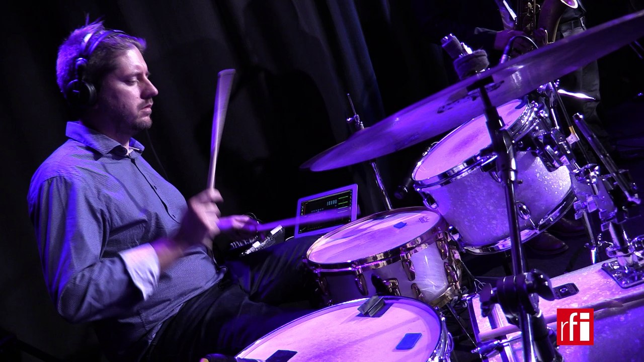 Electro Deluxe interprète "All Alone" en live