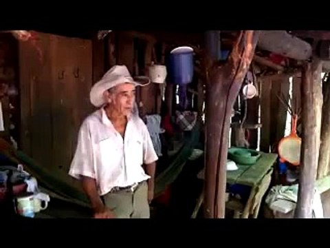 Deus Disse-lhe Para Começar A Cavar Um Buraco Na Selva Há 18 Anos Atrás!