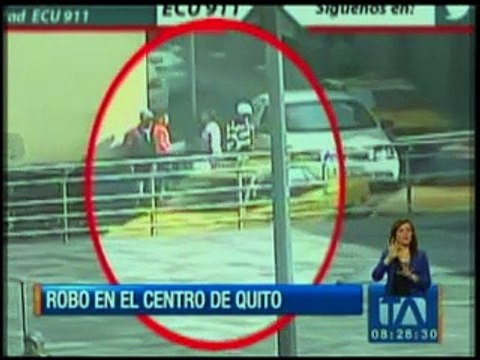 Cámaras graban impactante robo en el centro de Quito
