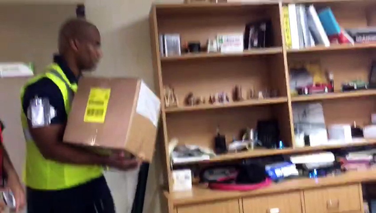 negao do piroca saindo de uma caixa, veja reação de quem abre!
