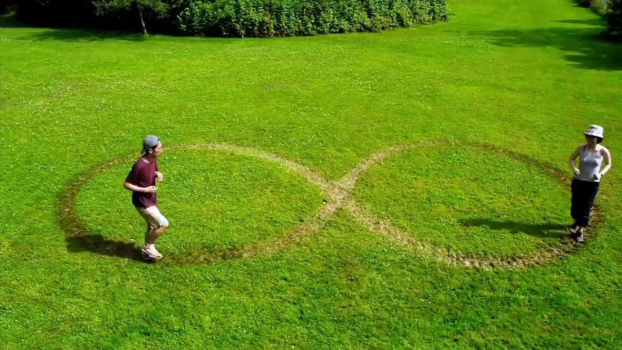 Marcher dans l'herbe pour creuser le signe infini !
