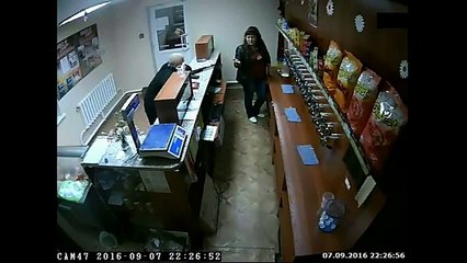 Mira cómo esta mujer se enfretó a un hombre armado en Rusia