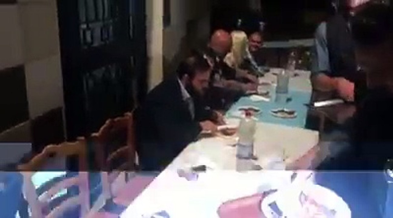 I calciatori servono la cena