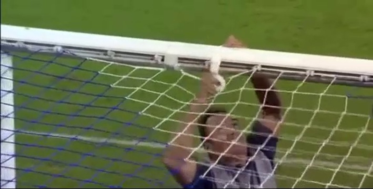 Insolite ! Napoli - Benfica, Du scotch pour maintenir les filets !