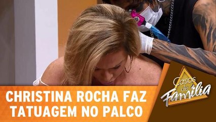 Christina Rocha faz uma tatuagem no palco do Casos de Família!