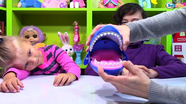 ЧЕЛЛЕНДЖ АКУЛА откусывает пальцы! Акула Укусила за Руку! Игры для детей - Extreme Shark Challenge