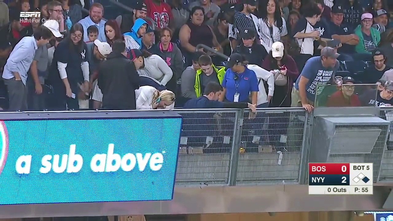 Il fait tomber la bague de fiançailles de sa petite amie en plein stade