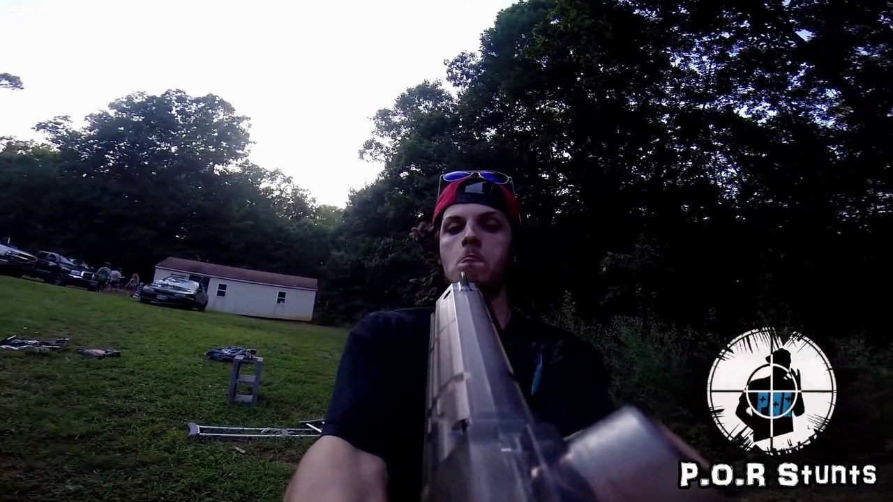 Ce débile se tire dans la tête avec un paintball... WTF