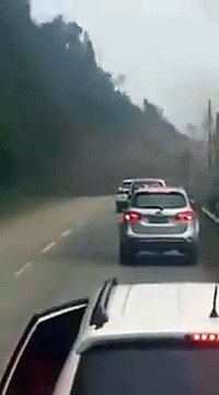 Glissement de terrain incroyable filmé sur une route