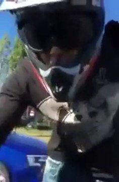 Un motard pete un cable et éclate la vitre d'une voiture à coup de poing - Road rage