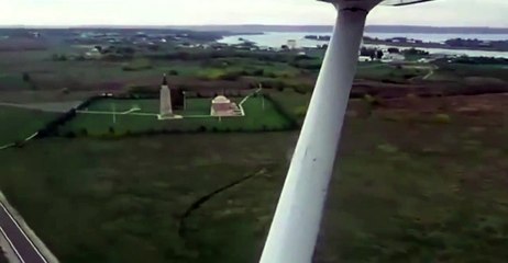 Un taré en voiture coupe la route d'un avion au décollage...