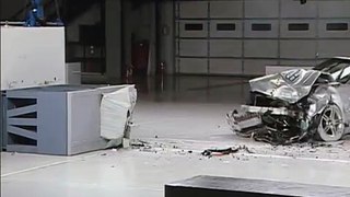 2007 Audi A4 Cabriolet moderate overlap IIHS crash test