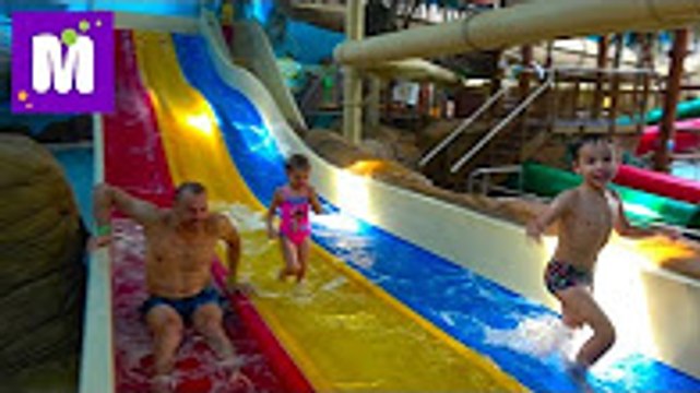 Мистер Макс и Мисс Кэти Катаемся на горках и плаваем в бассейнах Аквапарк в Англии Макс готовит Тортилла Рэп в ресторане