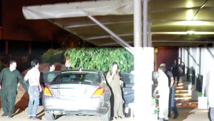 Pregnant Kareena Kapoor Poses In Thigh High Slit Dress | Rima Jain's Birthday Party