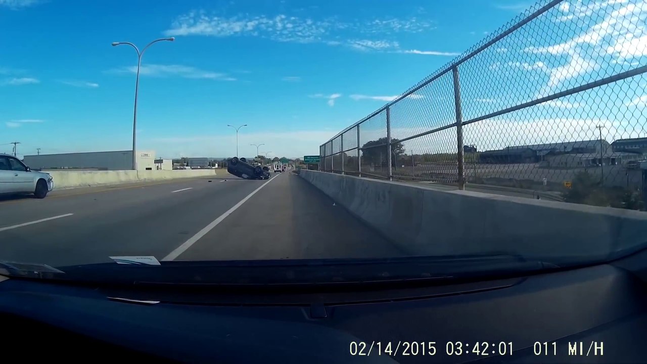 Il tente un dépassement hasardeux et se retourne sur l'autoroute - Crash débile!
