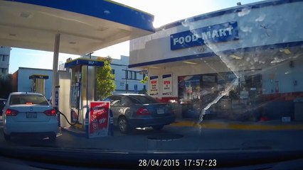 Elle oublie le robinet de la pompe dans sa voiture... Oups