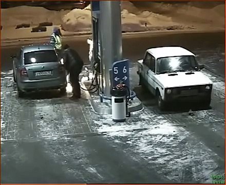 Explosion d'un extincteur à la station service pour éteindre un feu