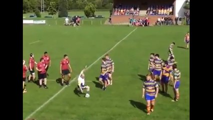 L'arbitre du match trébuche sur le ballon