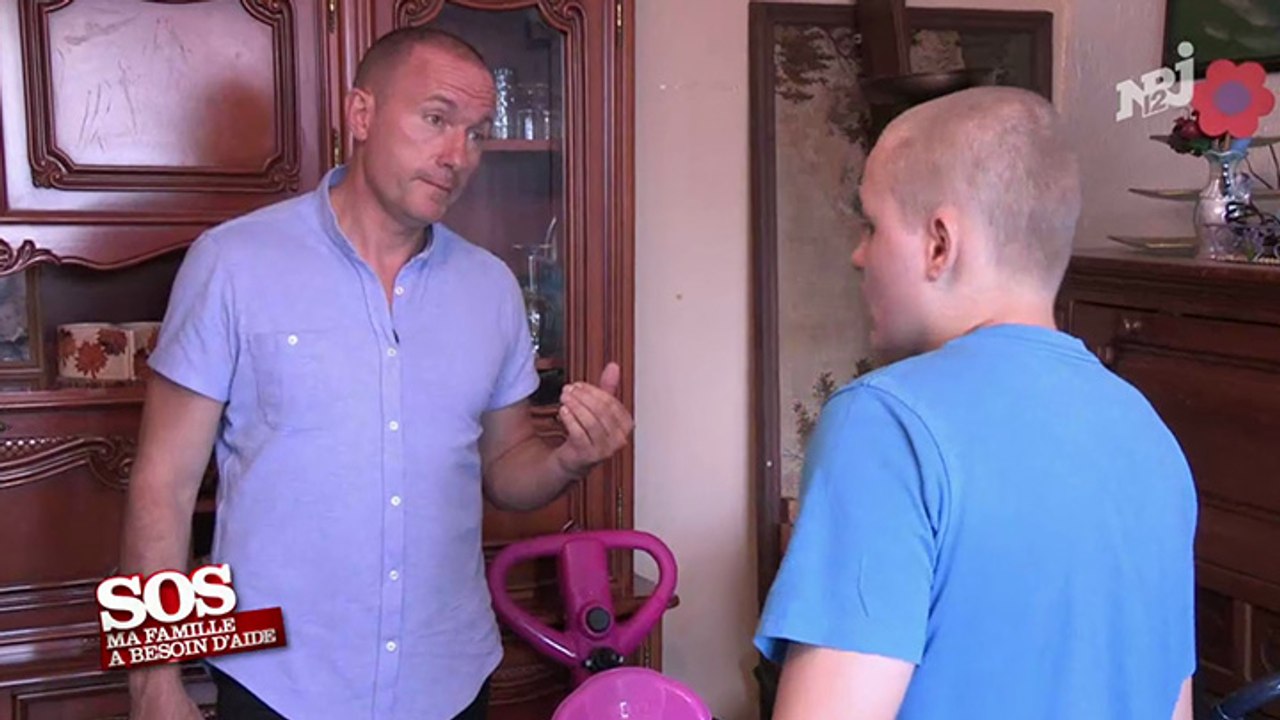 Pascal donne un cours de français à un adolescent