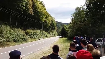 Une Ferrari rate son virage et fonce dans un muret lors d’un Rallye