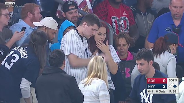 Il fait tomber la bague de fiançailles de sa petite amie