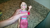 Elle se sert d'une Barbie pour retirer le caséum qu'elle a sur les amygdales