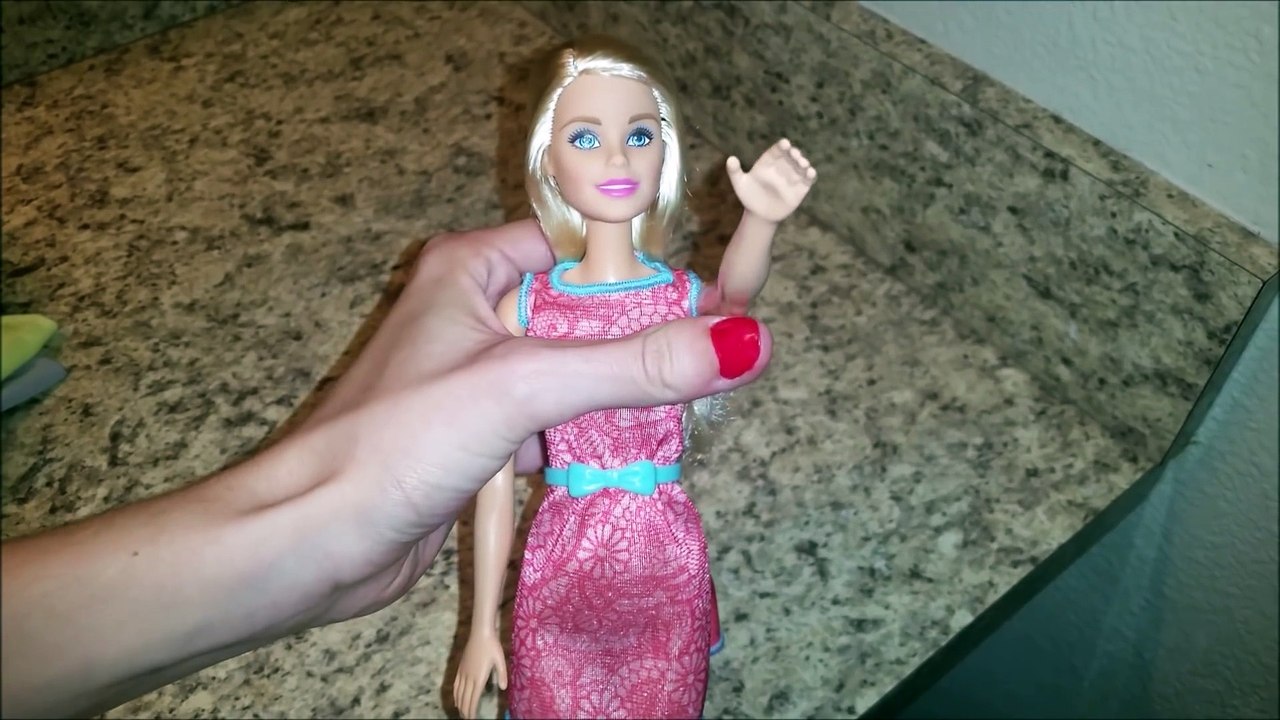 Elle se sert d'une Barbie pour retirer le caséum qu'elle a sur les amygdales