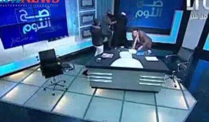 Avukat, imamı canlı yayında ayakkabıyla dövdü