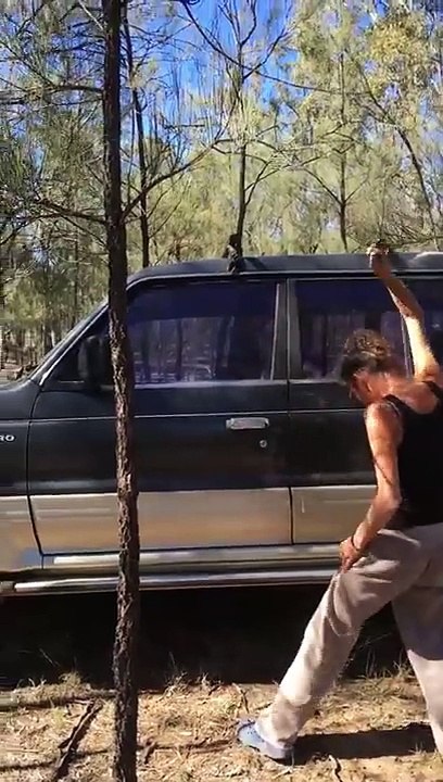 Une femme oublie ses clés dans sa voiture, elle décide de casser la vitre...
