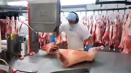 Boucher en mode surdoué de la découpe! Attention au couteau