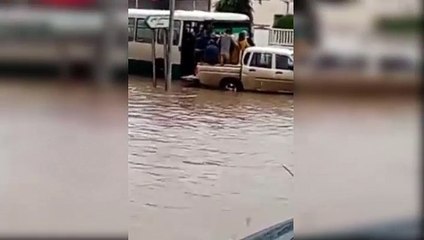 غرق الحافلة الجديدة في مياه الأمطار و اجلاء الركاب اثر الاستعانة بشاحنة صغيرة في صفاقس