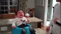 bebe ríe cuando papá baila