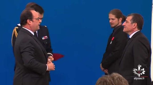 Hollande décore les deux rescapés de l'imprimerie de Dammartin-en-Goële