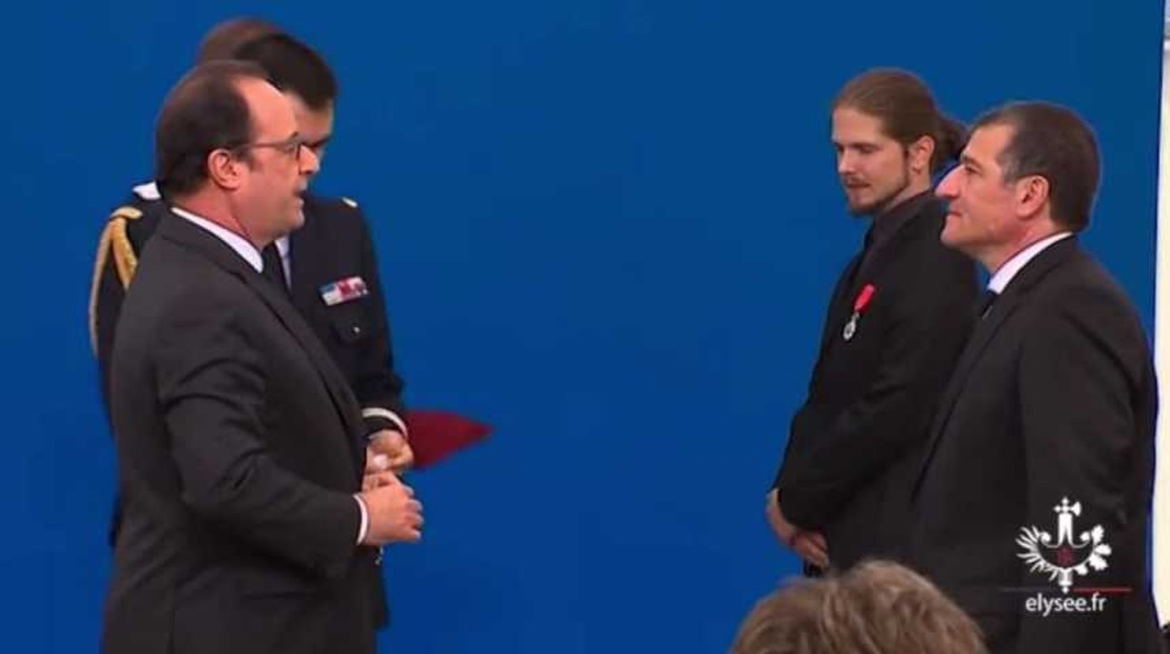 Hollande décore les deux rescapés de l'imprimerie de Dammartin-en-Goële