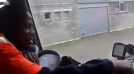 Un homme se bat avec son gps à commande vocale !