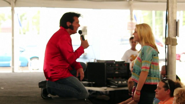 Richie Santa sings 'Sweet Caroline' Elvis Week 2016