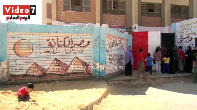 بالفيديو كارثة تعليمية بالسويس .. إدارة مدرسة ابتدائي تجبر التلاميذ علي العمل فواعلية ..و مديرة المدرسة : ده نشاط مدرسي