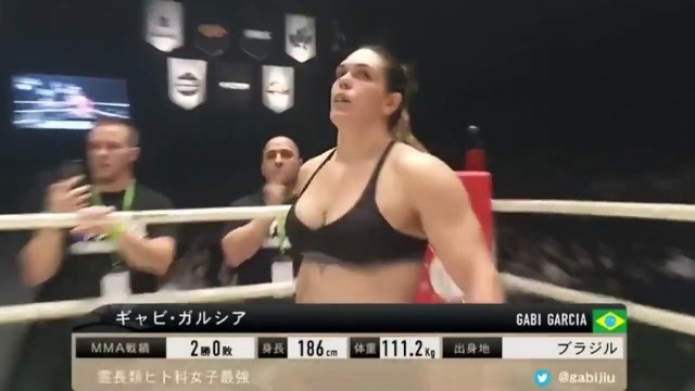 Cette combattante MMA est un vrai monstre. Elle terrasse son adversaire dès le 1er round !