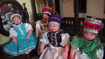 kazári és vizslási népviseletbe öltöztetett babagyűjtemény