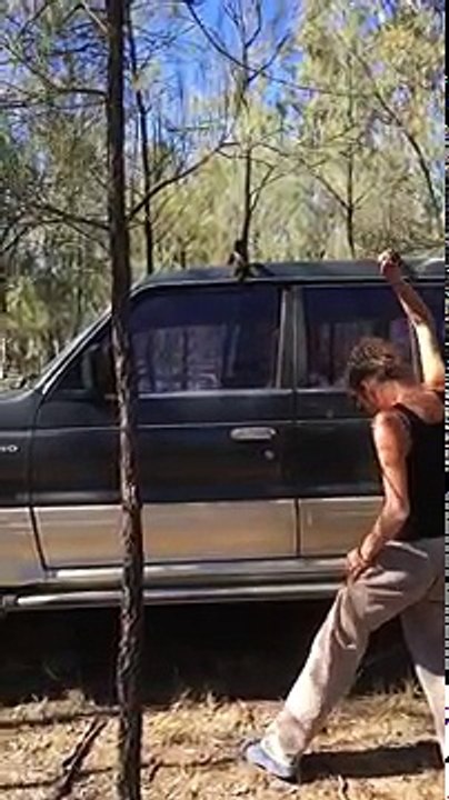 Quand une blonde essaie de casser la vitre de sa voiture !