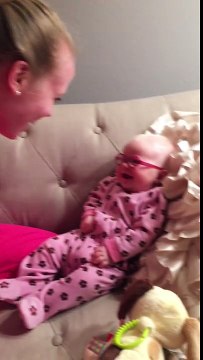 Ce bébé souffrant de plusieurs troubles de vision voit sa maman pour la première fois, et c'est émouvant !