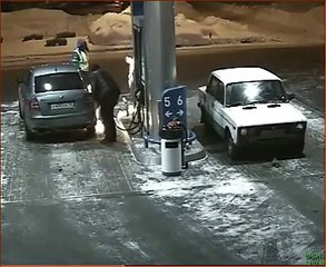Le réservoir d'une voiture prend feu dans une station-service.
